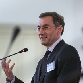 Kai-Uwe SCHROGL