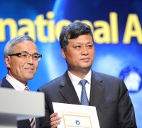Ma Xingrui receives the 2013 Allan D. Emil Memorial Award from IAF President Kiyoshi Higuchi at the IAC Opening Ceremony in Beijing, China. 