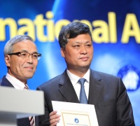 Ma Xingrui receives the 2013 Allan D. Emil Memorial Award from IAF President Kiyoshi Higuchi at the IAC Opening Ceremony in Beijing, China.